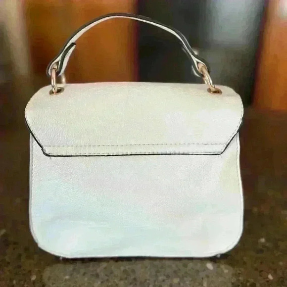 BOUTIQUE Style adorable small white purse / handbag with gold hardware and strap - Picture 13 of 16